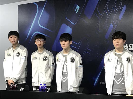 詹姆斯2025中国行：凌晨抵沪引球迷疯狂，门票炒到7980元