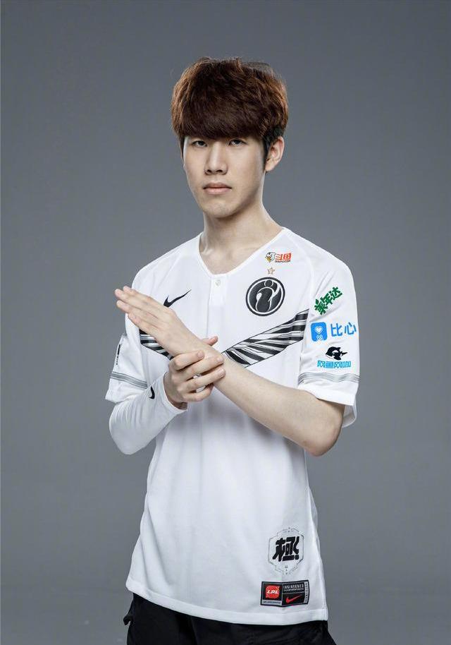 背伤折磨阿加西退赛轻取孙甜甜辛吉斯微笑重现